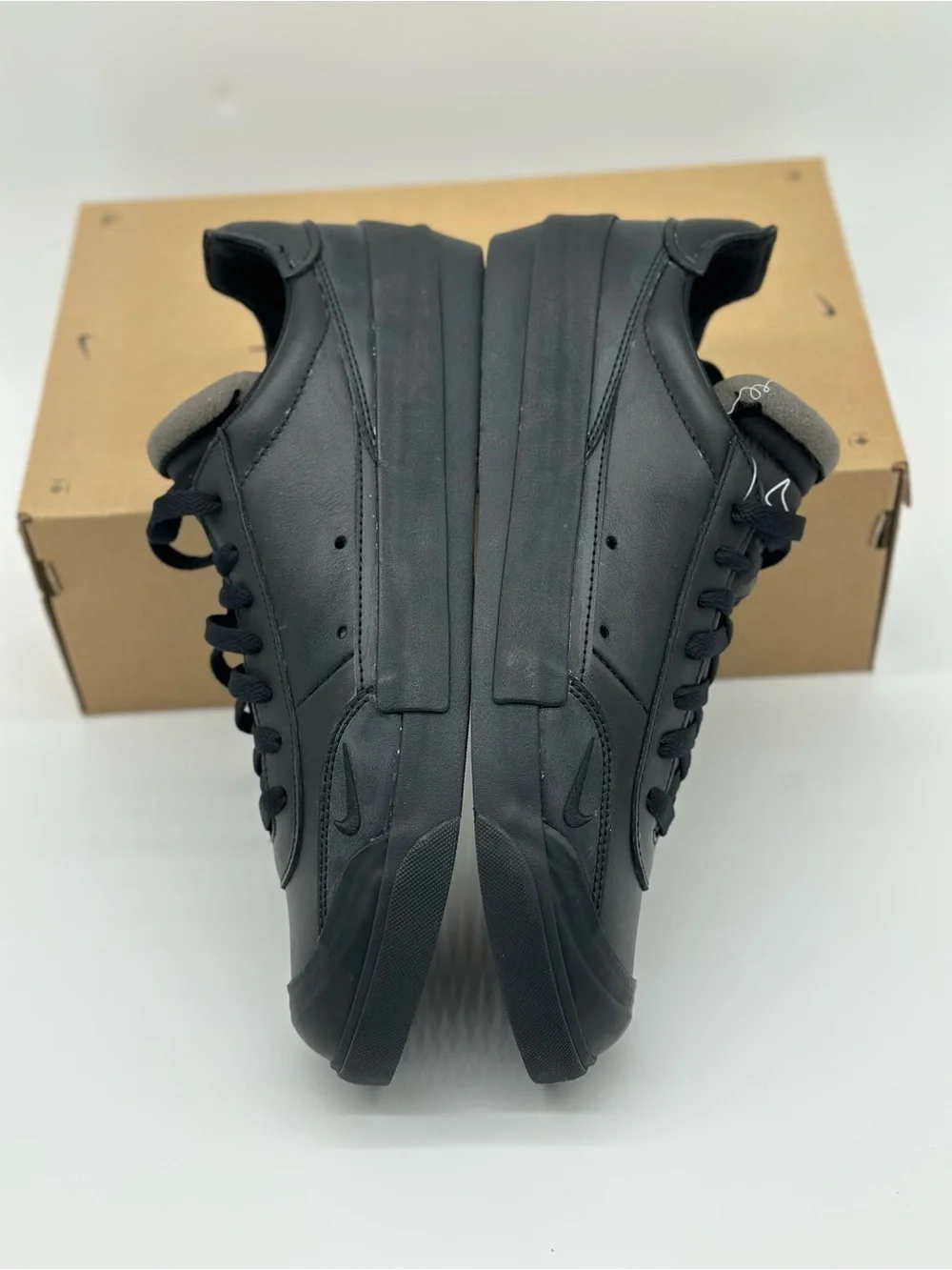 Nike Men’s Black Low-Top Sneakers with Gray Tongue